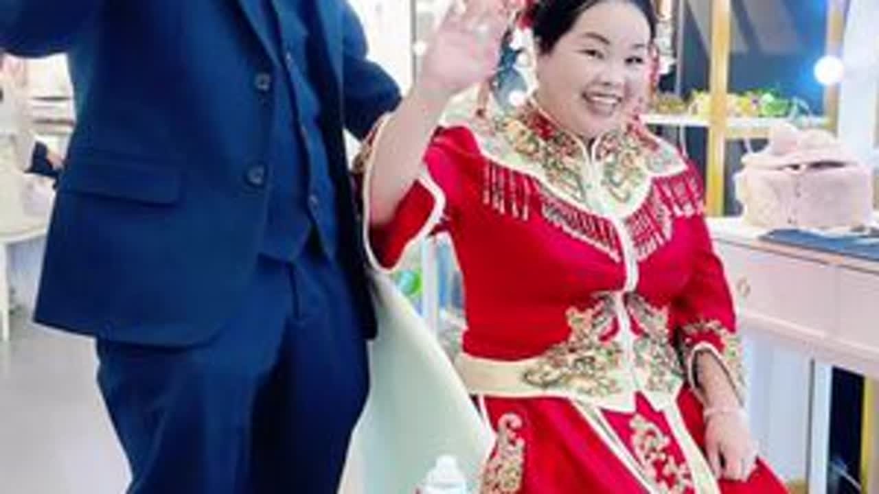 婚礼记录 广西二姐婚礼，她生了七个小孩又怎样，他们把人生演得像电影一样。没有华丽布景，只有最亲的他和最真的情。祝广西二姐夫妇，新婚快乐！#纪实婚礼 #农村婚礼 #传统婚礼 #婚礼跟拍 #喜结良缘