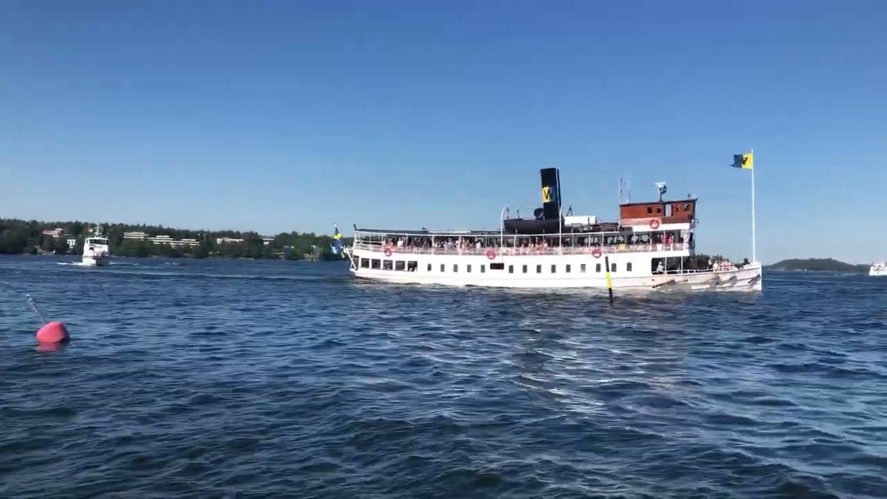 En del Waxholms båtar, segelbåtar ⛵️ fartyg och vattenhav vid Gåshaga brygga.