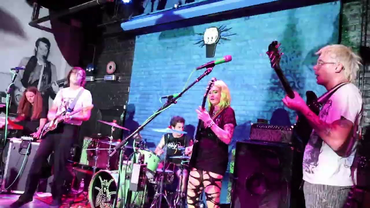 Frankie and the Witch Fingers play 