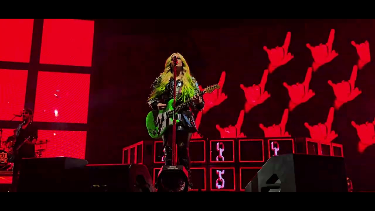 Avril Lavigne - Greatest Hits Tour 2025 - Live in Moncton NB - 07 - He Wasn't