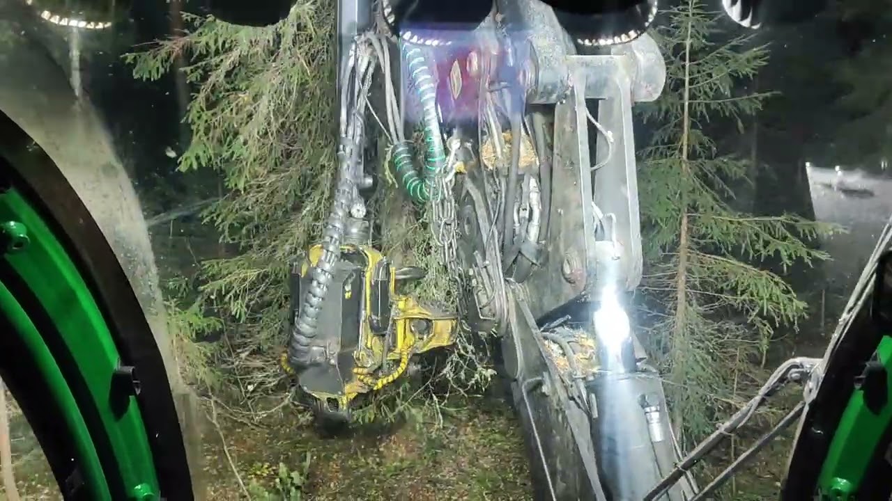Sopivan tuntuista aukkoa ja vanhusta koetellaan. John deere E malli. Harvesteripää 413.