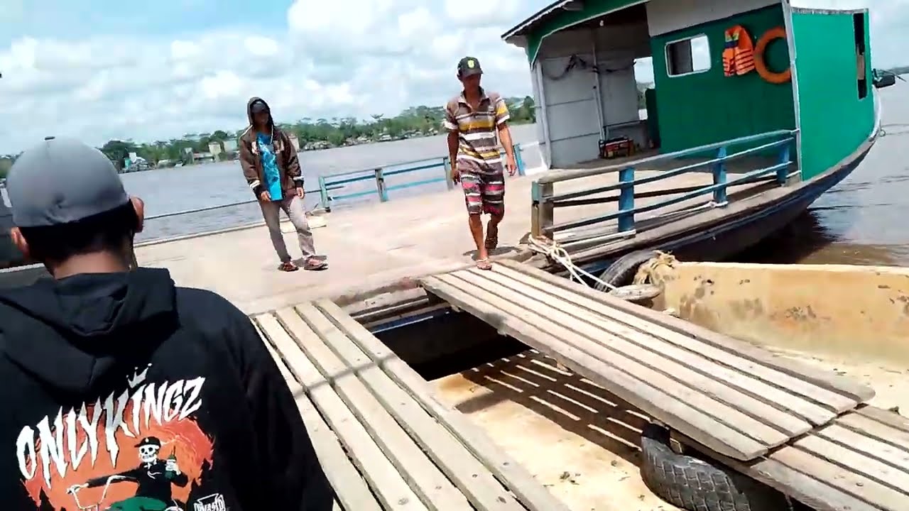 Proses naik turun mobil di penyeberangan  Palambahen Pulang Pisau