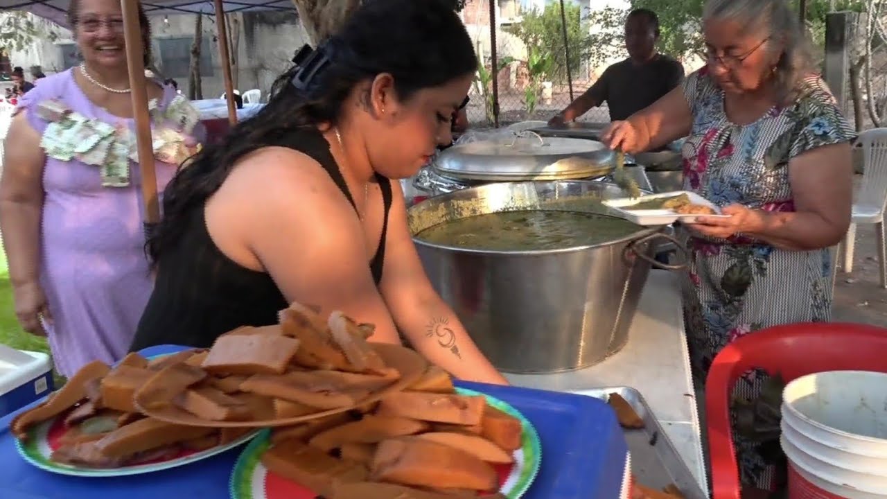 Con tamales nejos y mole rojo i verde asi  festejo su cumpleaños doña Goyita, Aya en Michoacan 