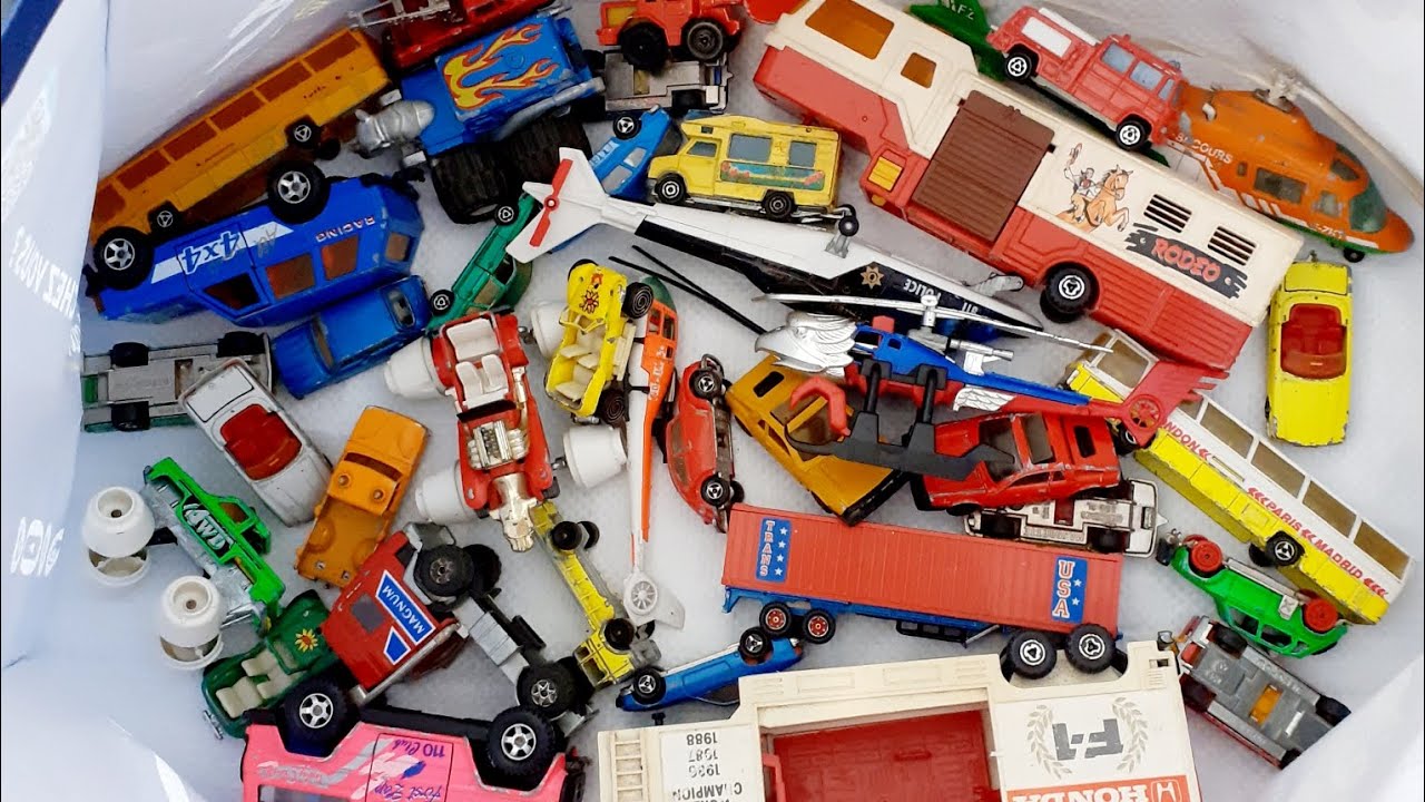 Mon père trouve des majorette en brocante !