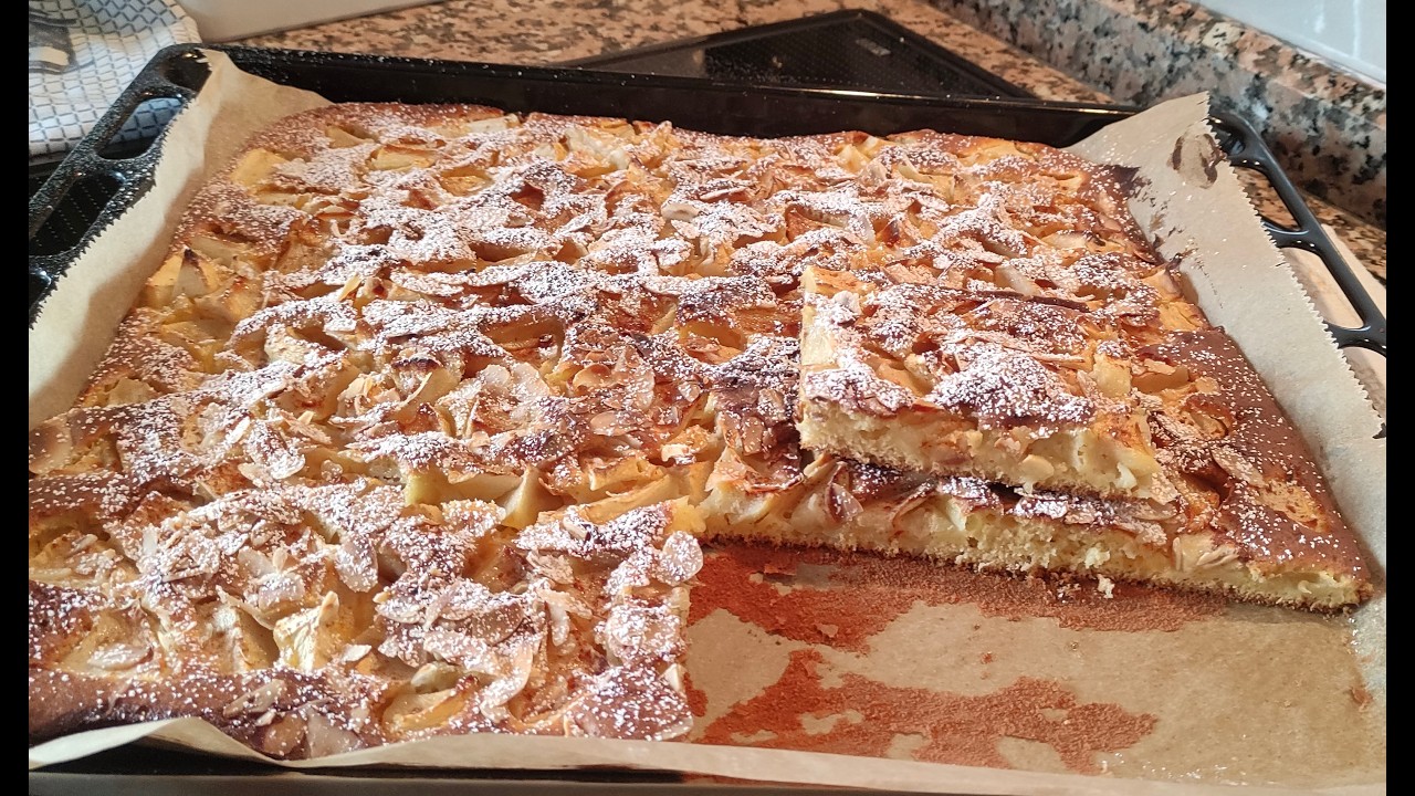 Bolo de maçã com iogurte , e fomos ao quintal da minha Mãe .