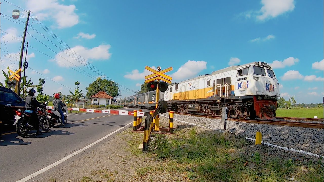 Palang kereta api perlintasan sambi keras wetan Geneng Ngawi [Railroad Crossing Indonesia]