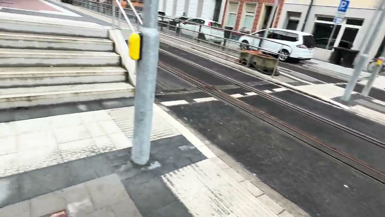 Moderne Bahnsteiganlage am Hauptbahnhof Krefeld