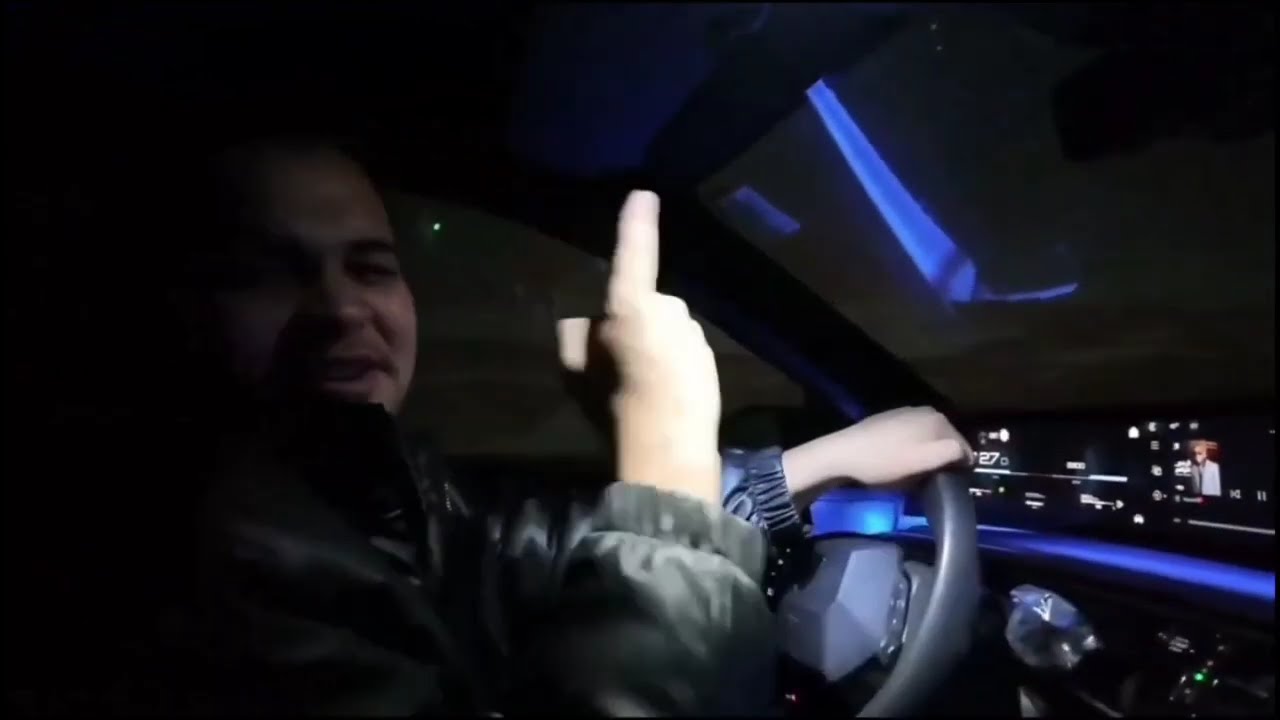 عمرو اتجنن ونزل بليل الفجر 