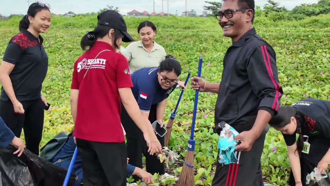 PARTISIPASI DESA SUMERTA KELOD DALAM GERAKAN BALI BERSIH SAMPAH DI PANTAI BIAUNG DESA KESIMAN