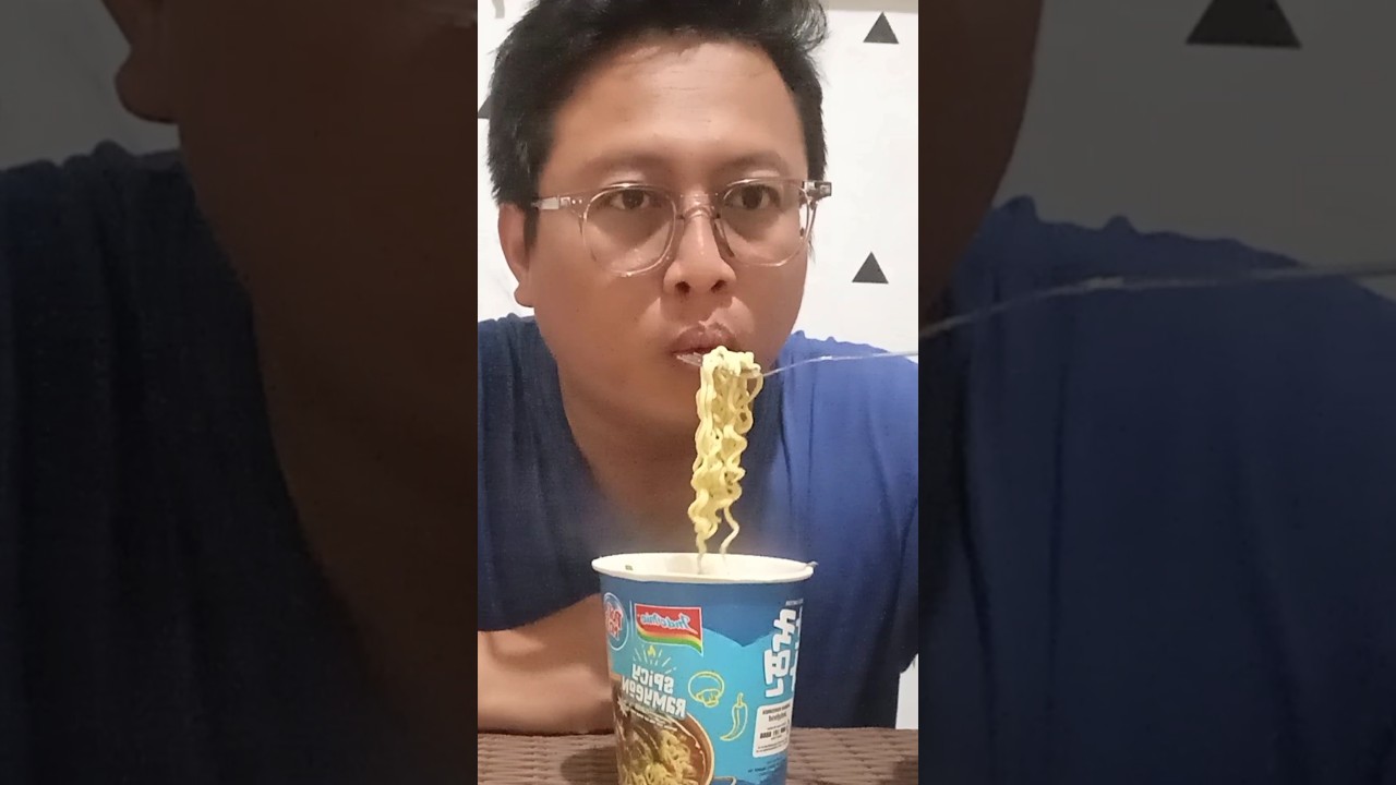 Pop Mie Spicy + Susu Cokelat + Croissant, penolong lapar. 