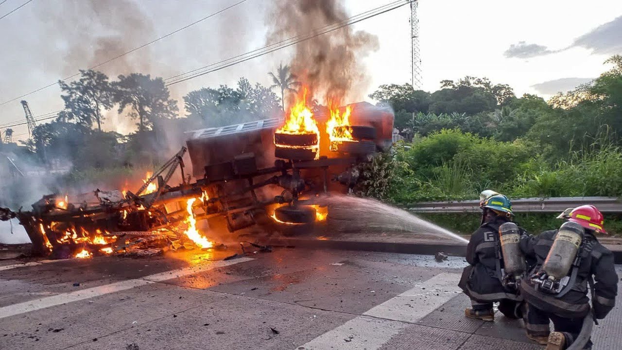 Bomberos sofocan incendio en un accidente de tránsito en la carretera hacia el puerto de La Libertad