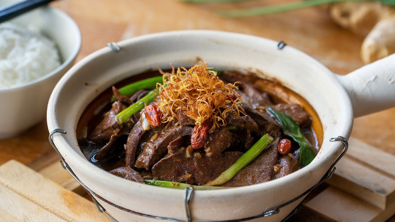 Pork Liver with Scallions & Wolfberries - 葱爆枸杞炒猪肝 | Confinement Food Recipes