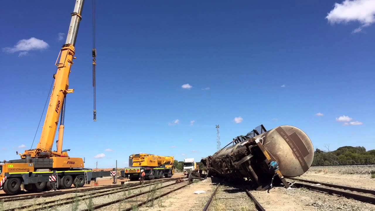 Dual crane lifts of Train derailment (time lapse)