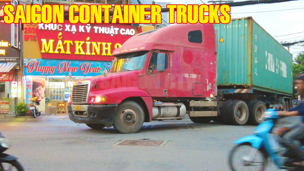 CONTAINER TRUCKS & MOTORBIKE ON THE ROAD / SAI CON CONTAINER TRUCKS