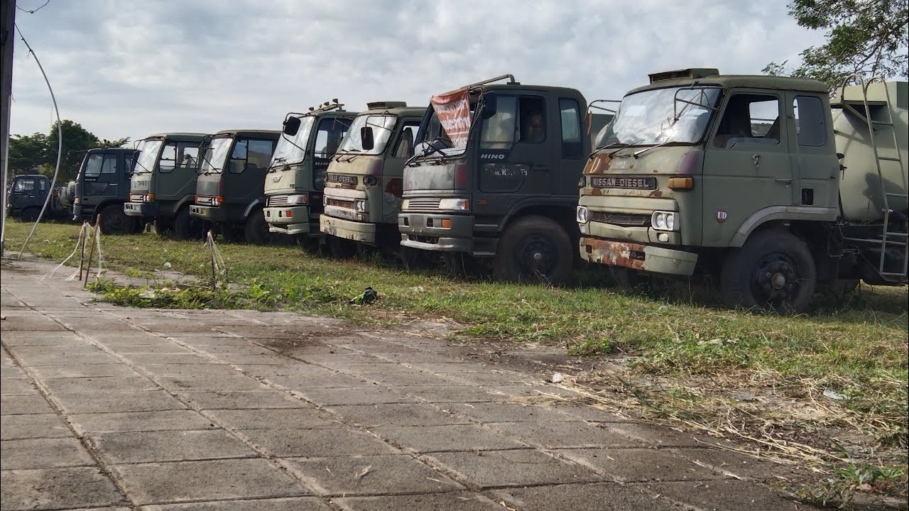 В этом ролике вы увидите старые, списанные военные грузовики.