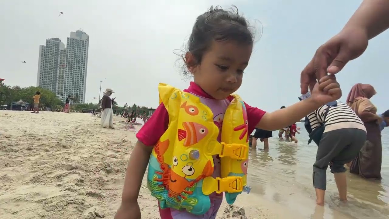 ARSYILA BERMAIN PASIR BERSAMA TEMAN TEMAN DI PANTAI #happy #vidiountukanak#arsyila 