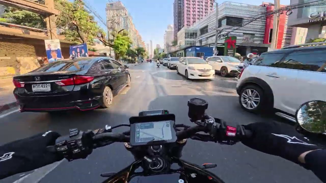 Yamaha XSR900 - Bangkok 9am traffic