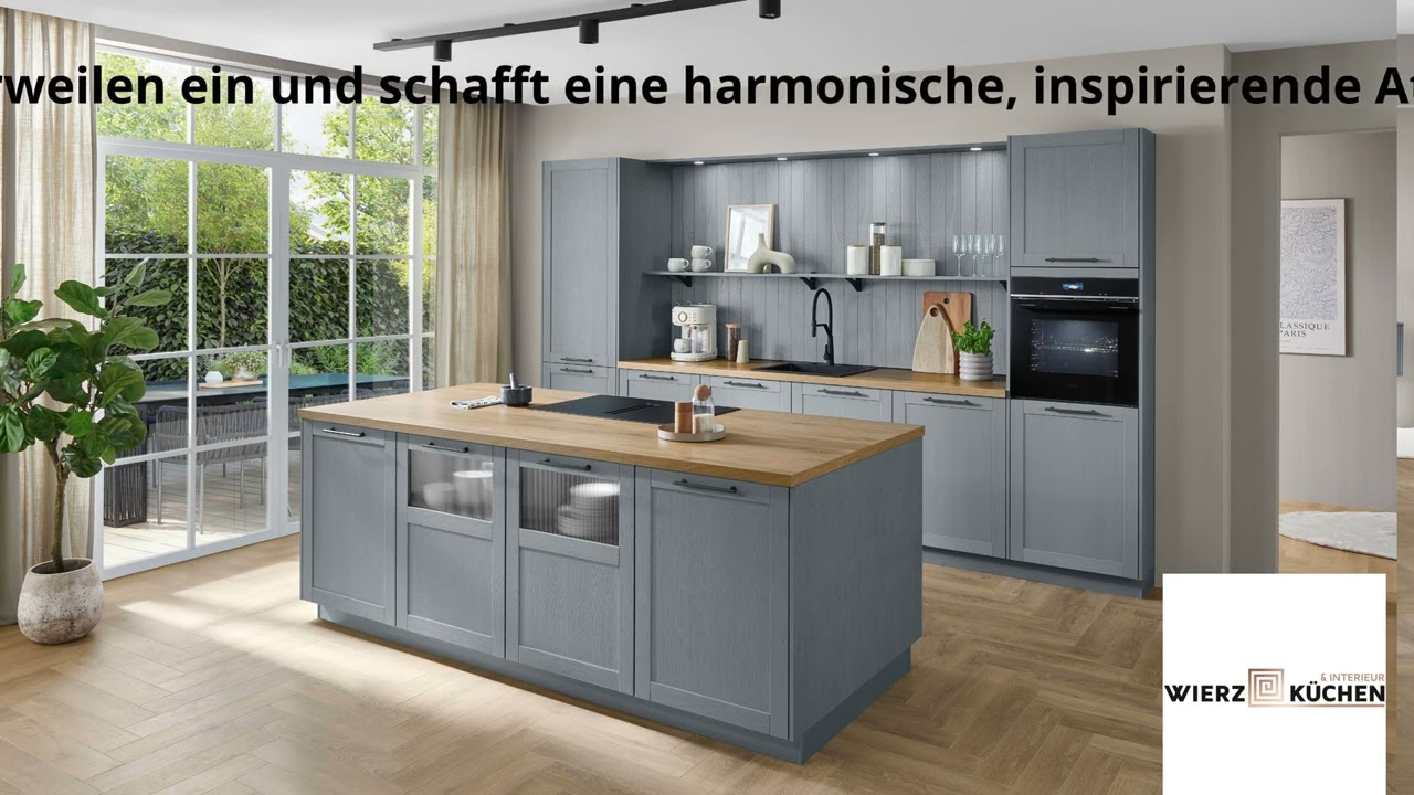 New Landhausstil in Wesel: Steinblau & Glas treffen auf Inselküche / Wierz Küchen & Interieur