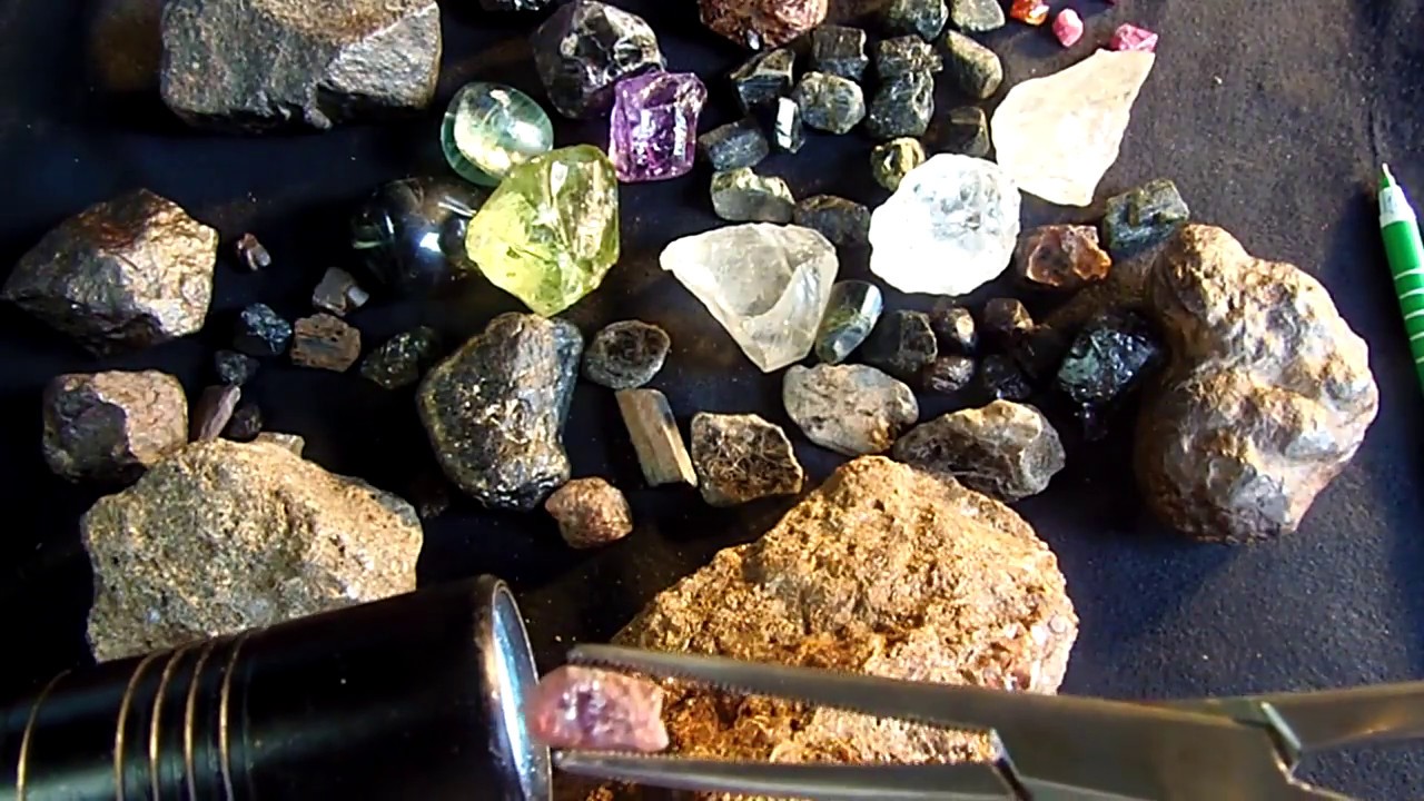 P7190001  Painite is a very rare mineral borate,Garnet is a gemstone. We find all kinds of gems,