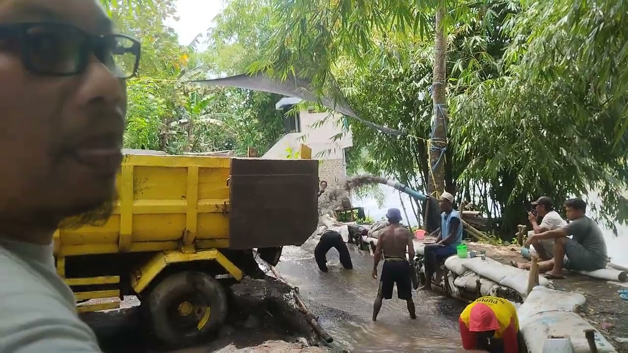 Butuh tenaga extra tuk menaikan pasir ke atas truk