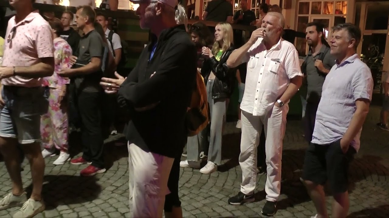 De Zwiebels - opkomst Im Herzen - Rosamunde - Bernkastel 2023 - hoofdpodium