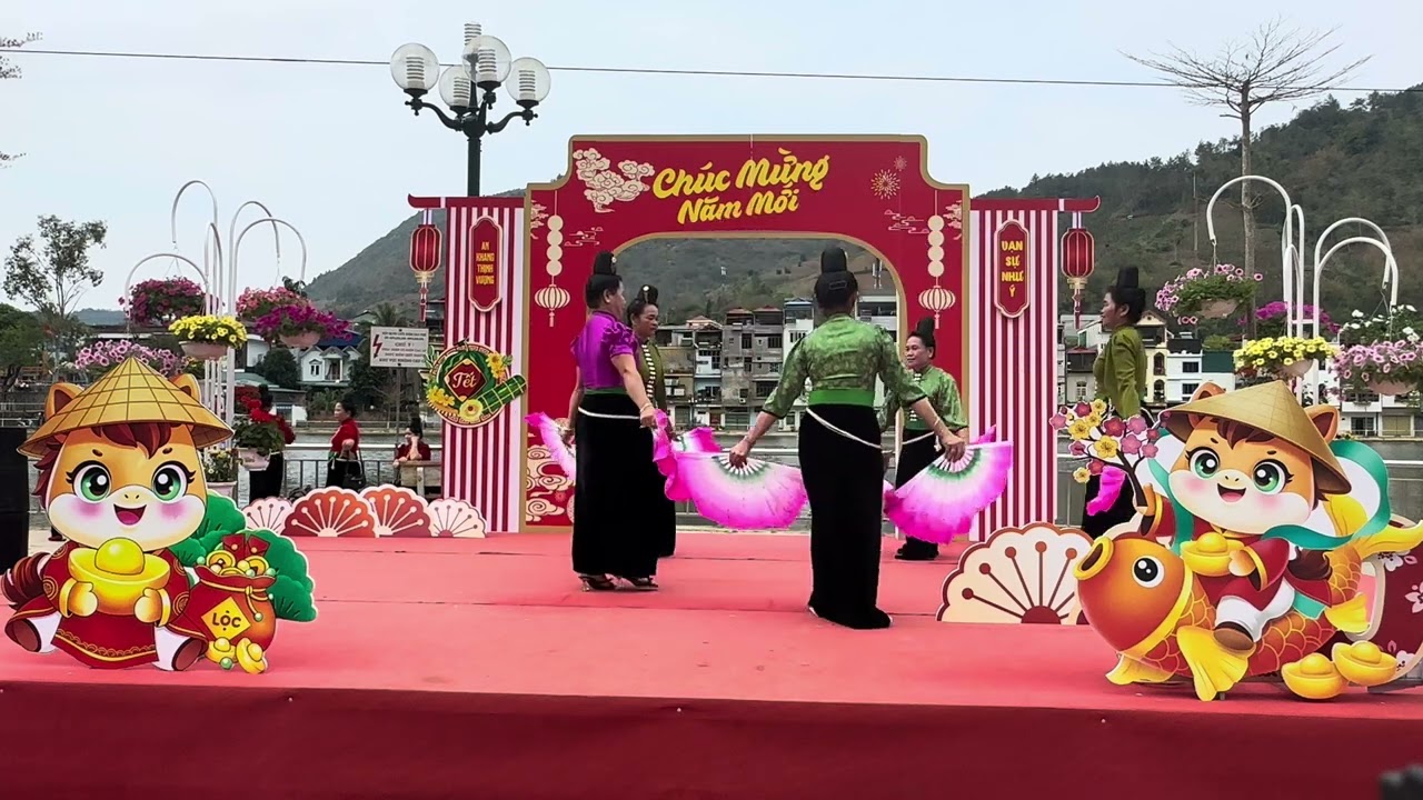 đội múa bản dẹ cùng tưởng thức rất hay