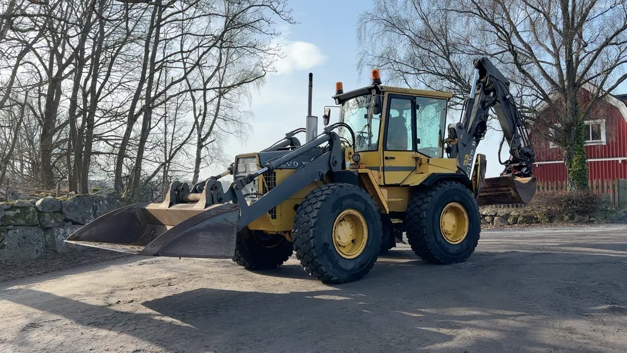 Köp Traktorgrävare Volvo BM EL70 - Med tiltrotator / grip och två skopor på Klaravik