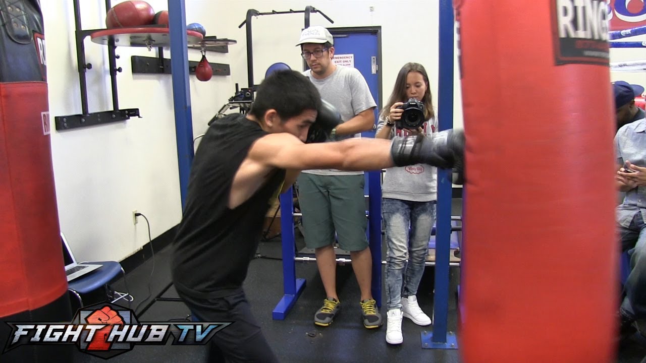 Leo Santa Cruz vs. Victor Terrazas: Santa Cruz working mitts and heavy bag