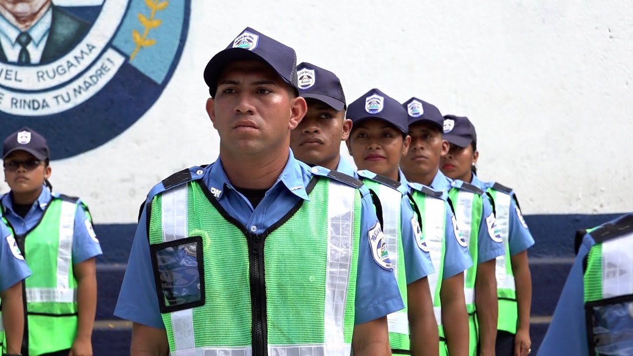 Más de 30 nuevos agentes policiales reciben sus grados tras finalizar el curso básico