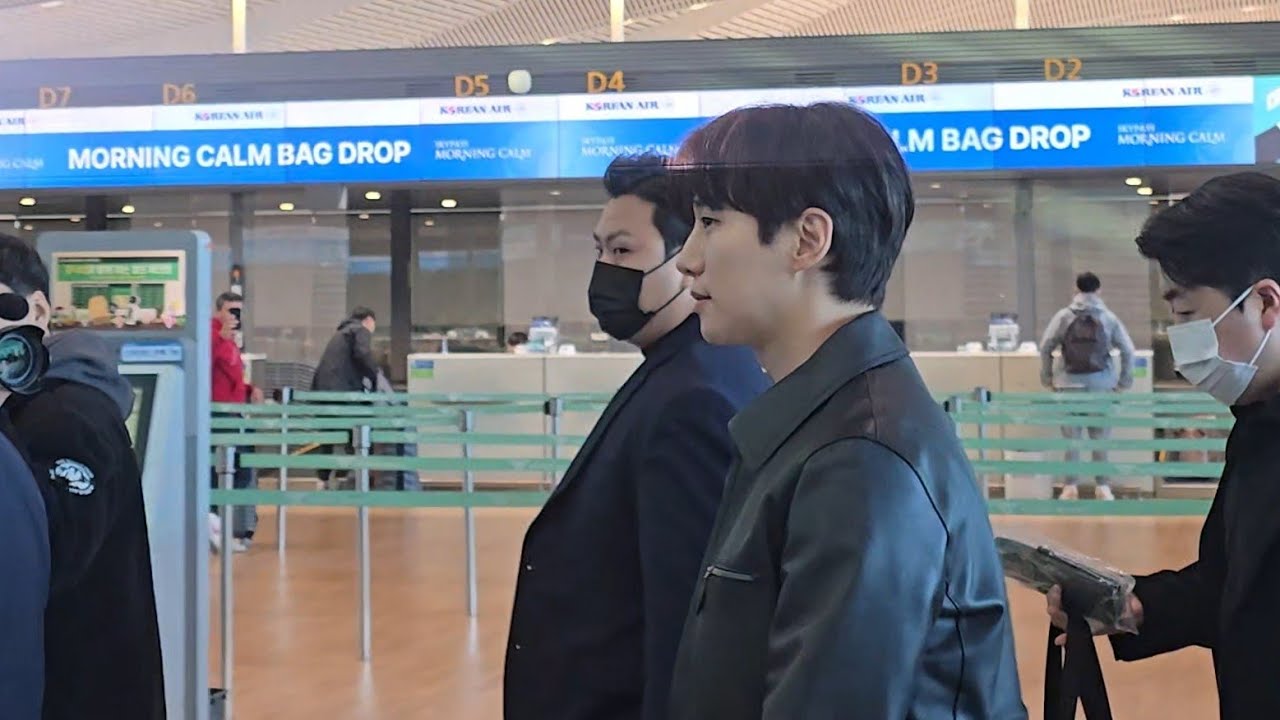 Walking next to Lee Junho  이준호 at Incheon Airport 11-7-2024