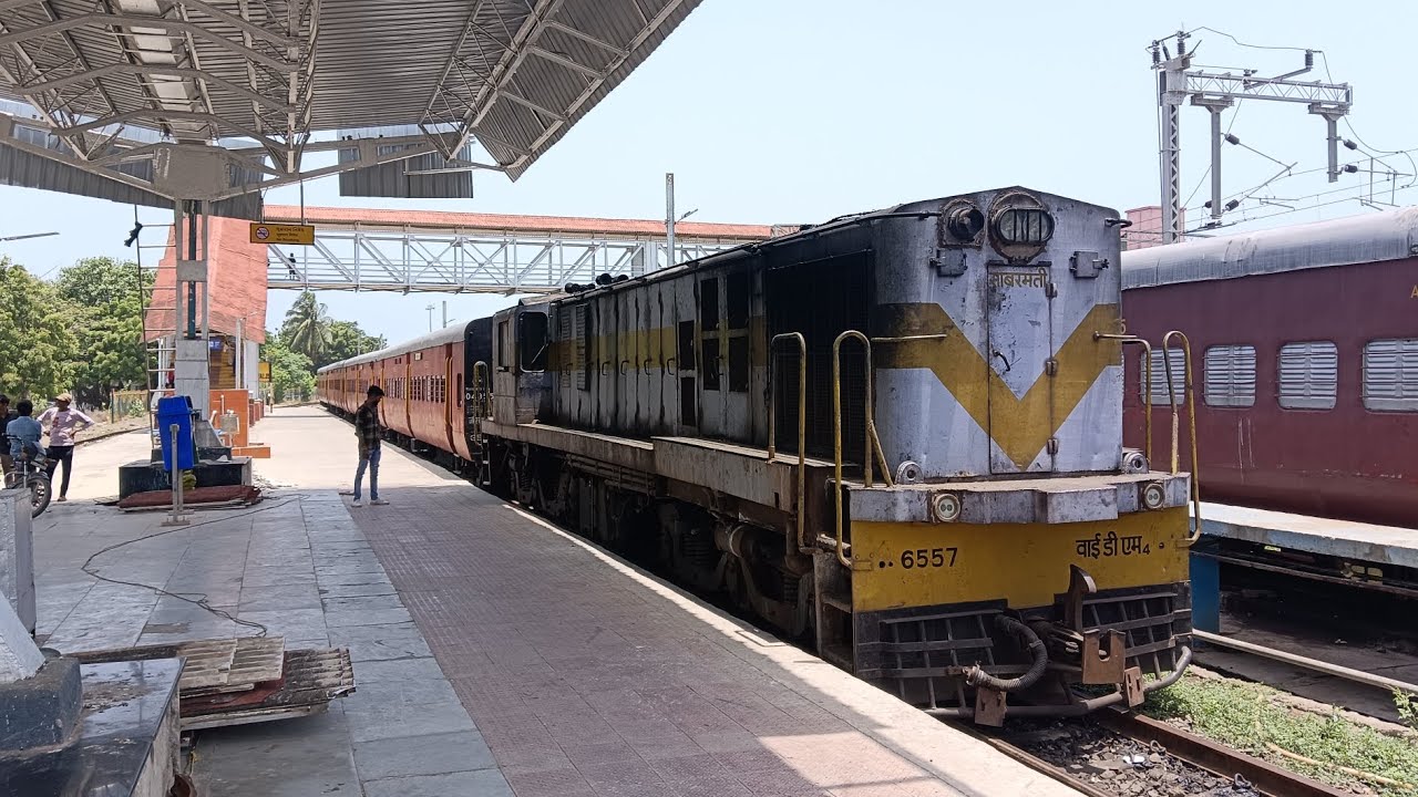 52949 Veraval - Delvada MG Passenger Train With SBI YDM4 Departure From Veraval Railway Station.