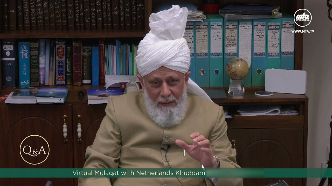 How can nau-mubai'een safeguard their children from the negative influence of non-Ahmadi family?