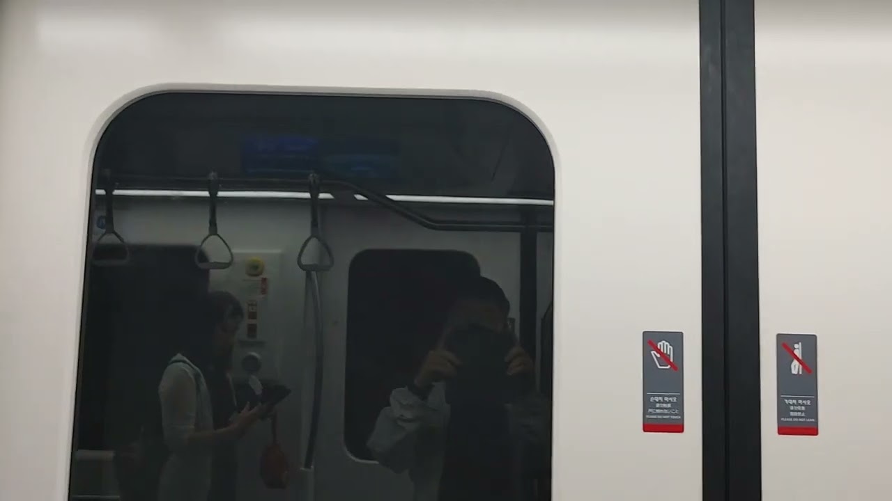 인천국제공항 셔틀트레인 제1여객터미널행 탑승동-제1여객터미널 주행