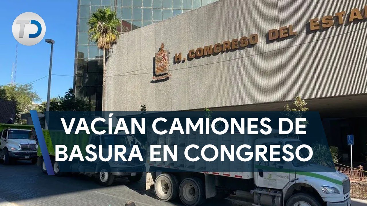 Trabajadores de Simeprode vacían camiones de basura en Congreso de NL en protesta