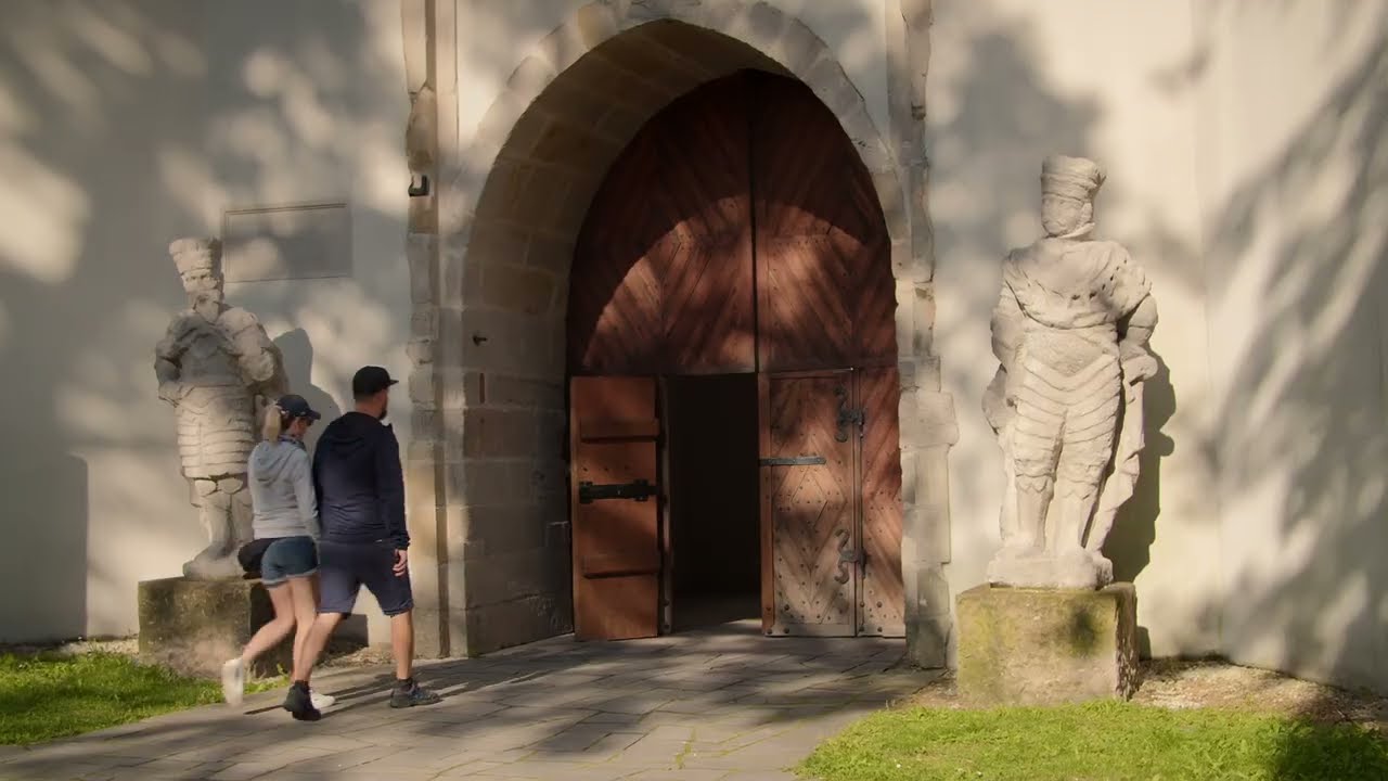 SZLAKIEM RODÓW NAJZNACZNIEJSZYCH: ODROWĄŻÓW, RADZIWIŁŁÓW, MAŁACHOWSKICH I SOŁTYKÓW