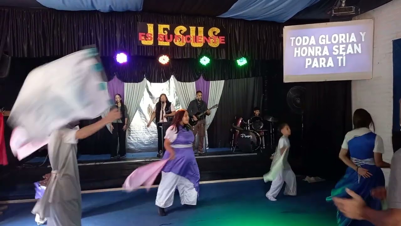 Toda la gloria sea para Ti ABBA, grande y fuerte eres...