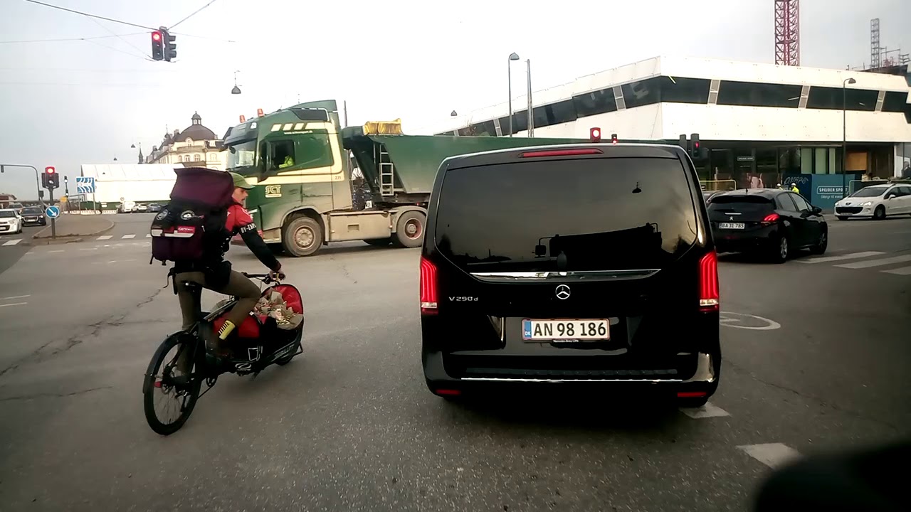 Cykelbud skr&aring;t over vejen og til h&oslash;jre ind foran mig