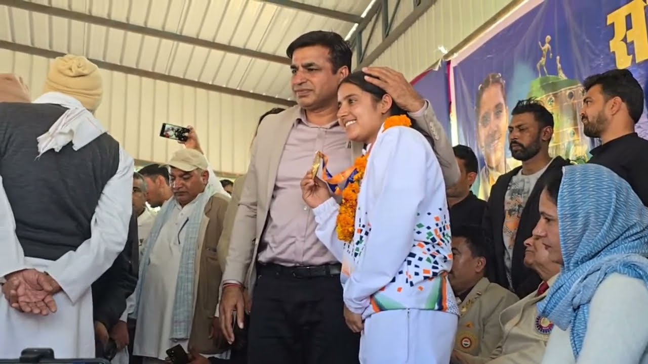 मीनू बिठमड़ा का गांव में ज़ोरदार स्वागत