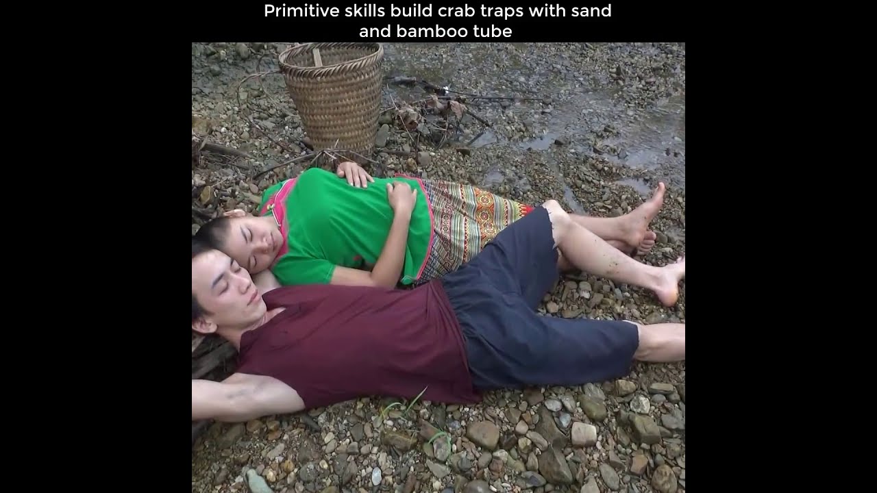 Primitive skills build crab traps with sand and bamboo tube ! Cooking crab eating Delicious !