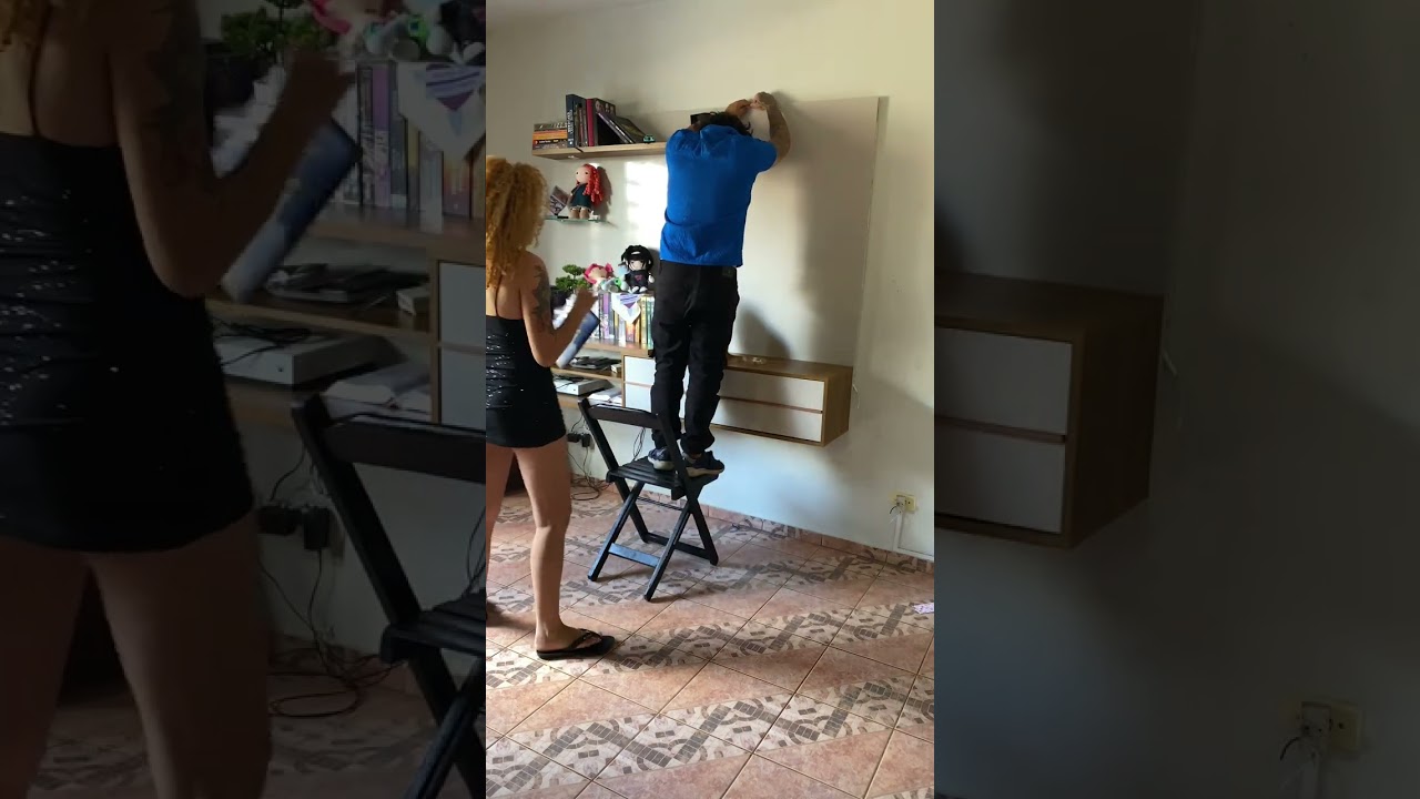 Vizinho foi em casa ajudar minha esposa com painel
