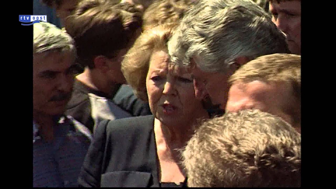 Koninklijk Overijssel: 2000 - Koningin Beatrix in rampgebied vuurwerkramp Enschede