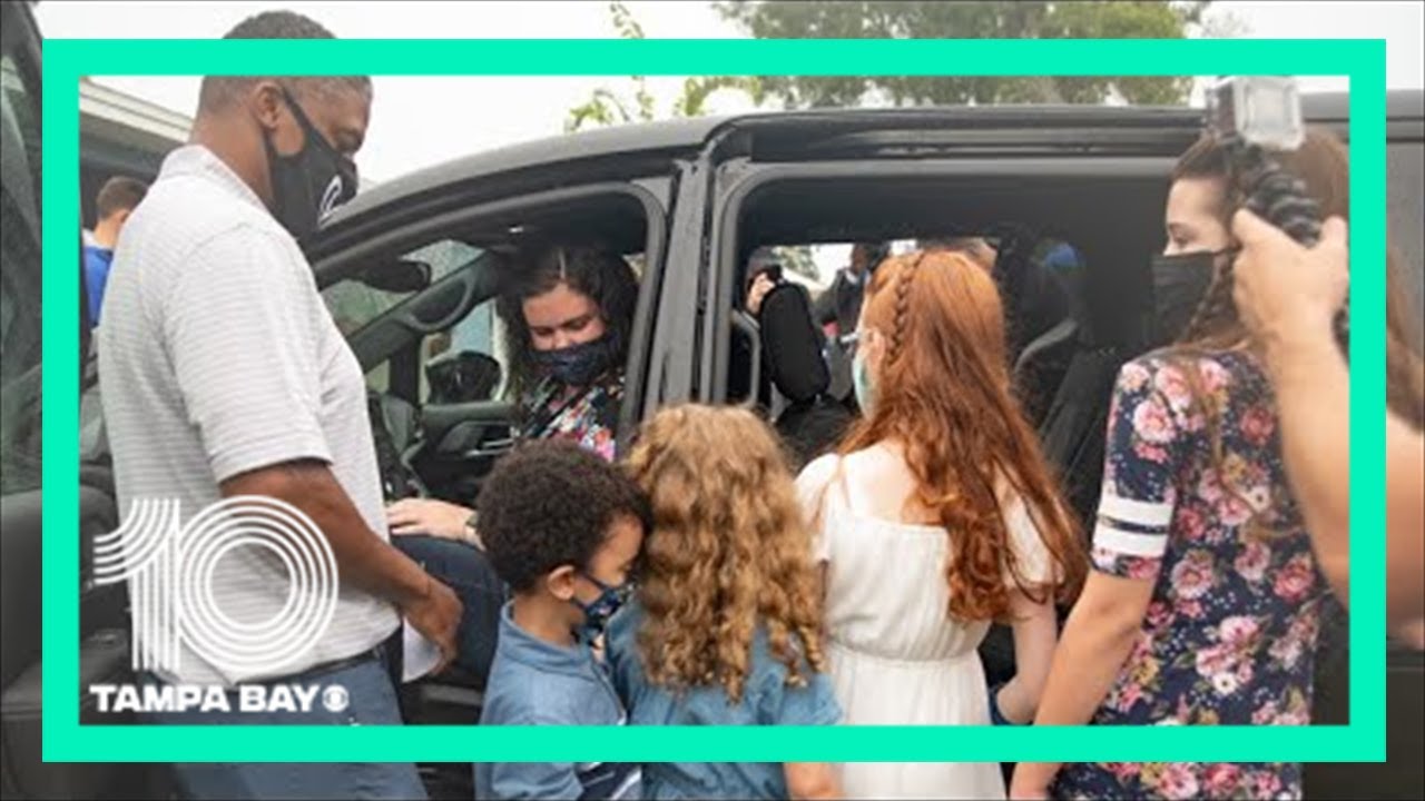Local MLB alum surprises single mother with new van