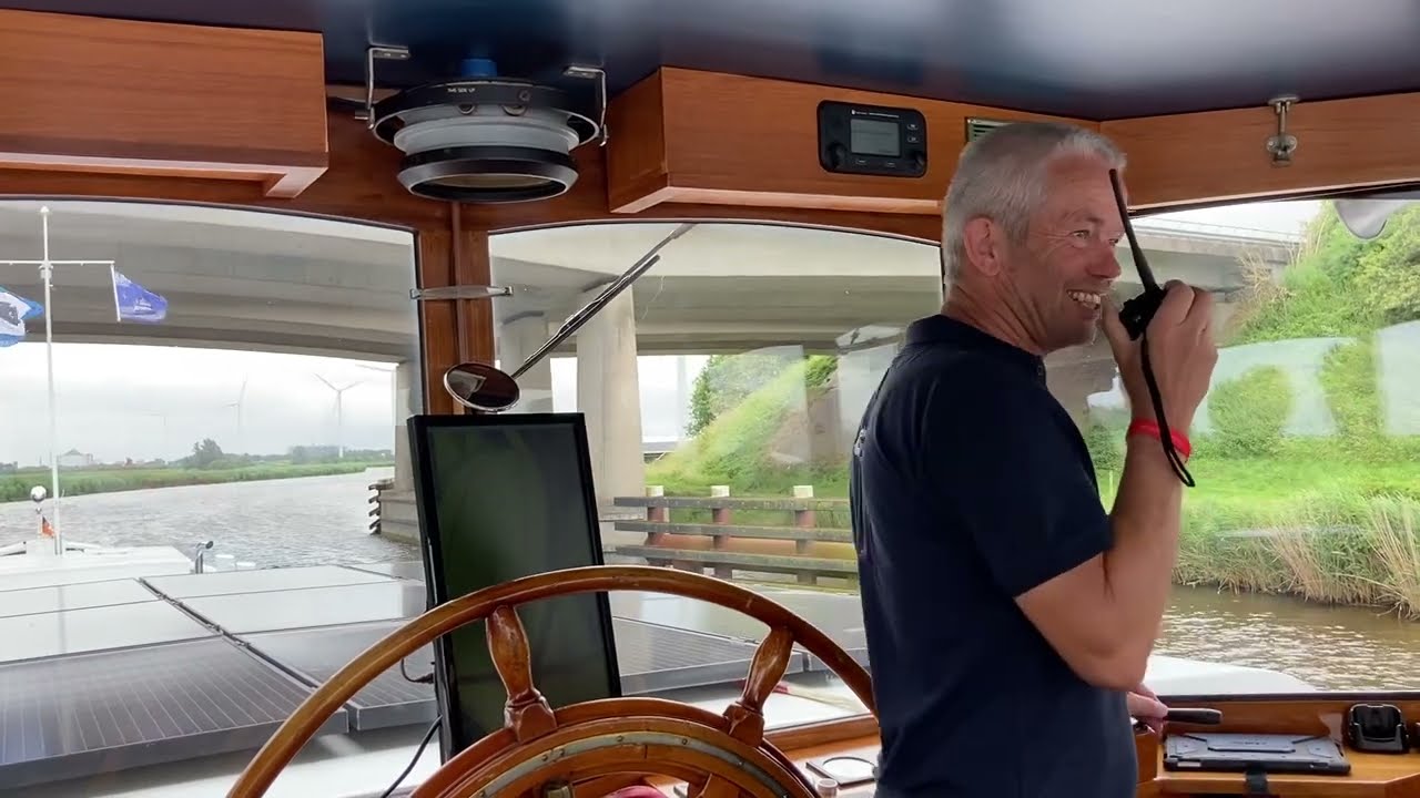 Afl 10 we passeren baggerwerkzaamheden, een spoorbrug en eindigen met troswerp gestuntel