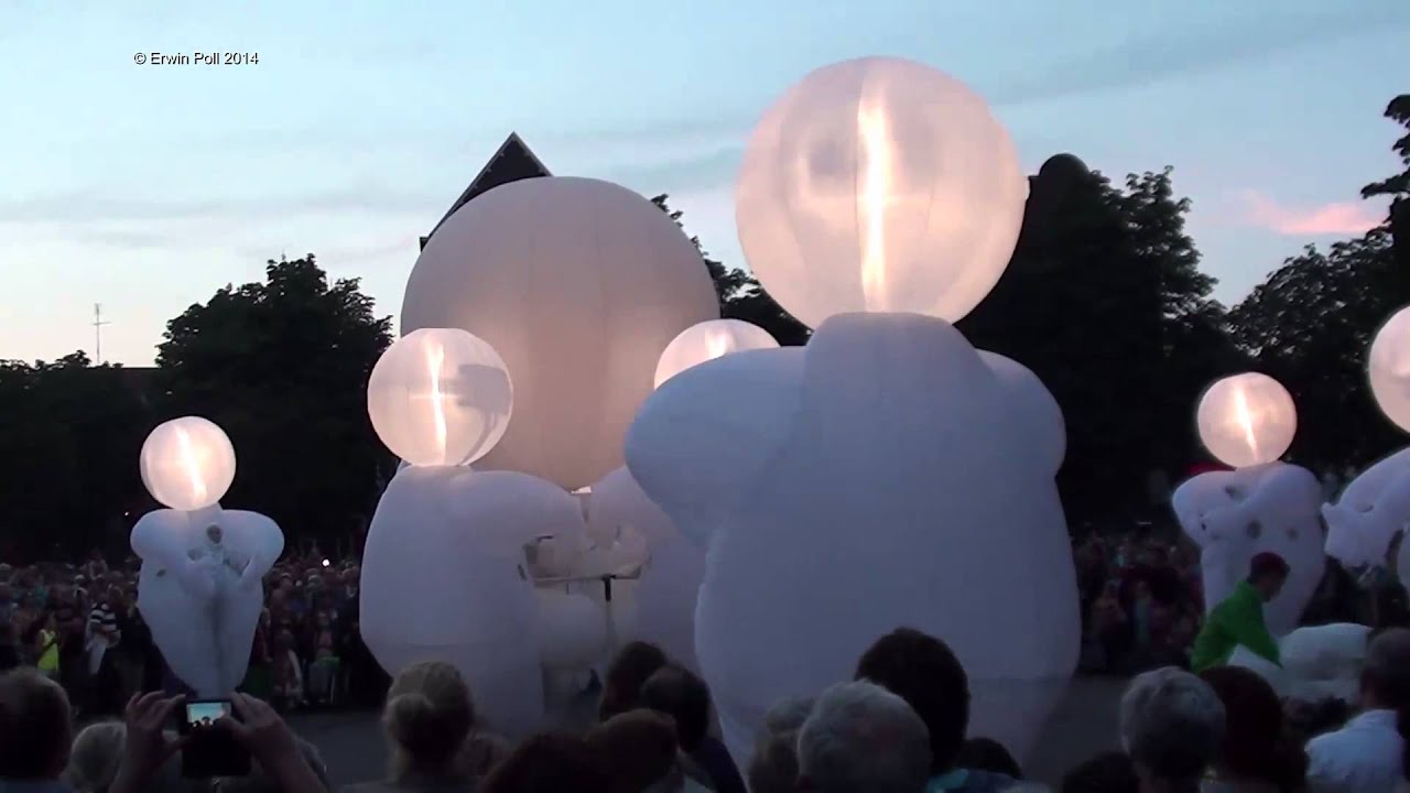 Deventer op stelten Compagnie des Quidams R&ecirc;ve d'Herbert' 11-07-2014