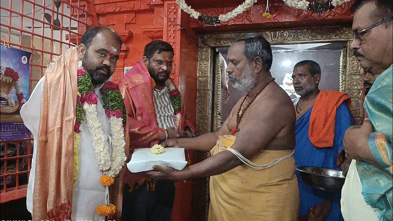 బీఆర్ఎస్ పార్టీ కార్పొరేట్ అభ్యర్థుల బీఫామ్ లకు తులసి నగర్ హనుమాన్ దేవాలయంలో ప్రత్యేక పూజలు నల్లగొండ