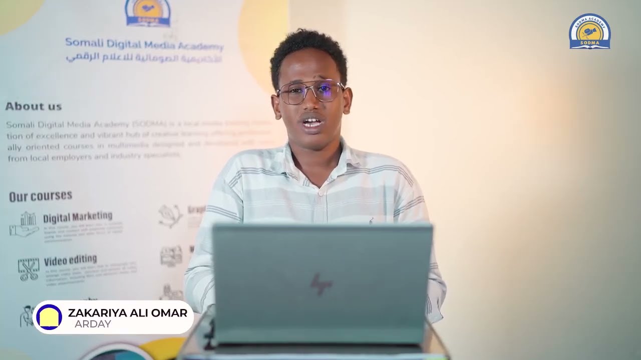 Zakiya oo ka mid ah ardayda Graphic Design ka ayaa nala wadaagaya sida loo naqshadeeyo Jimca Mubarak