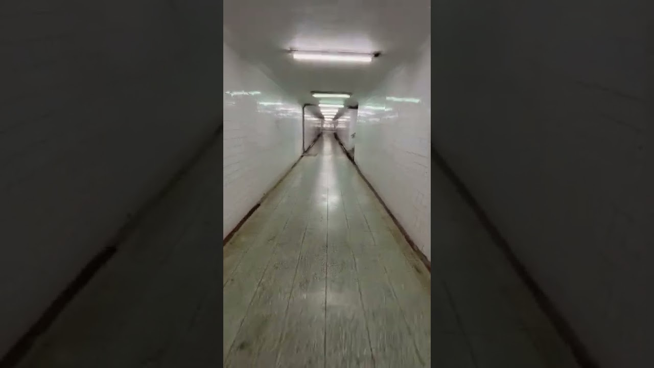 暖暖日常｜八堵火車站八中地下道。傳說這是全台灣第一個鐵路人行地下道？