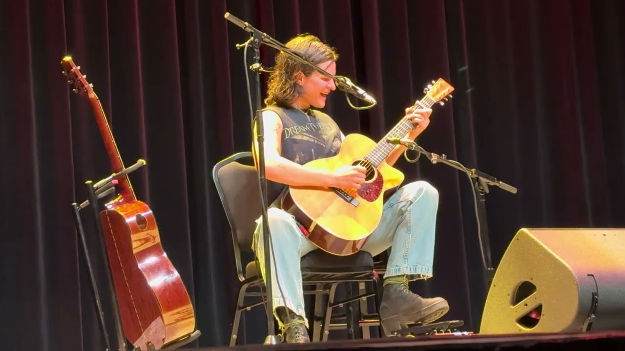 Adrianne Lenker (Live) - Vampire Empire (Chicago, IL - Chicago Theatre) (6/28/2024)