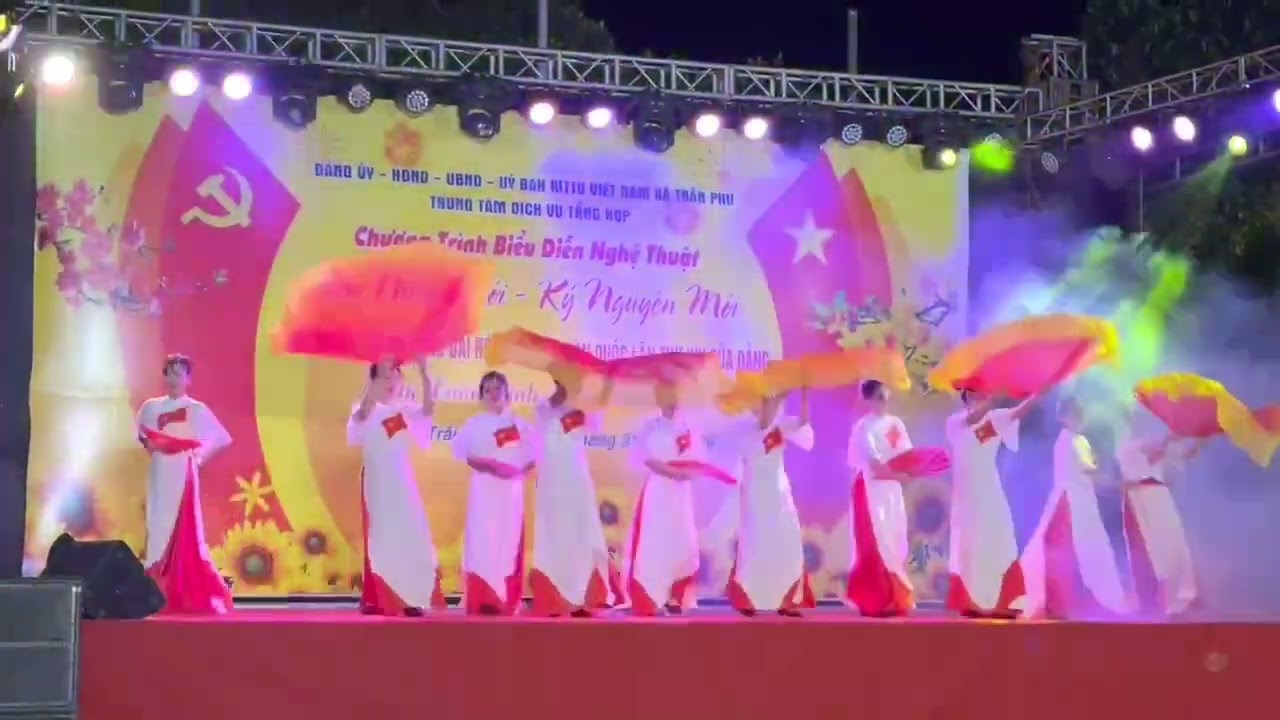 Múa: Việt Nam Kỷ Nguyên Vươn Mình: Vũ Đoàn Miếu Môn by night. 