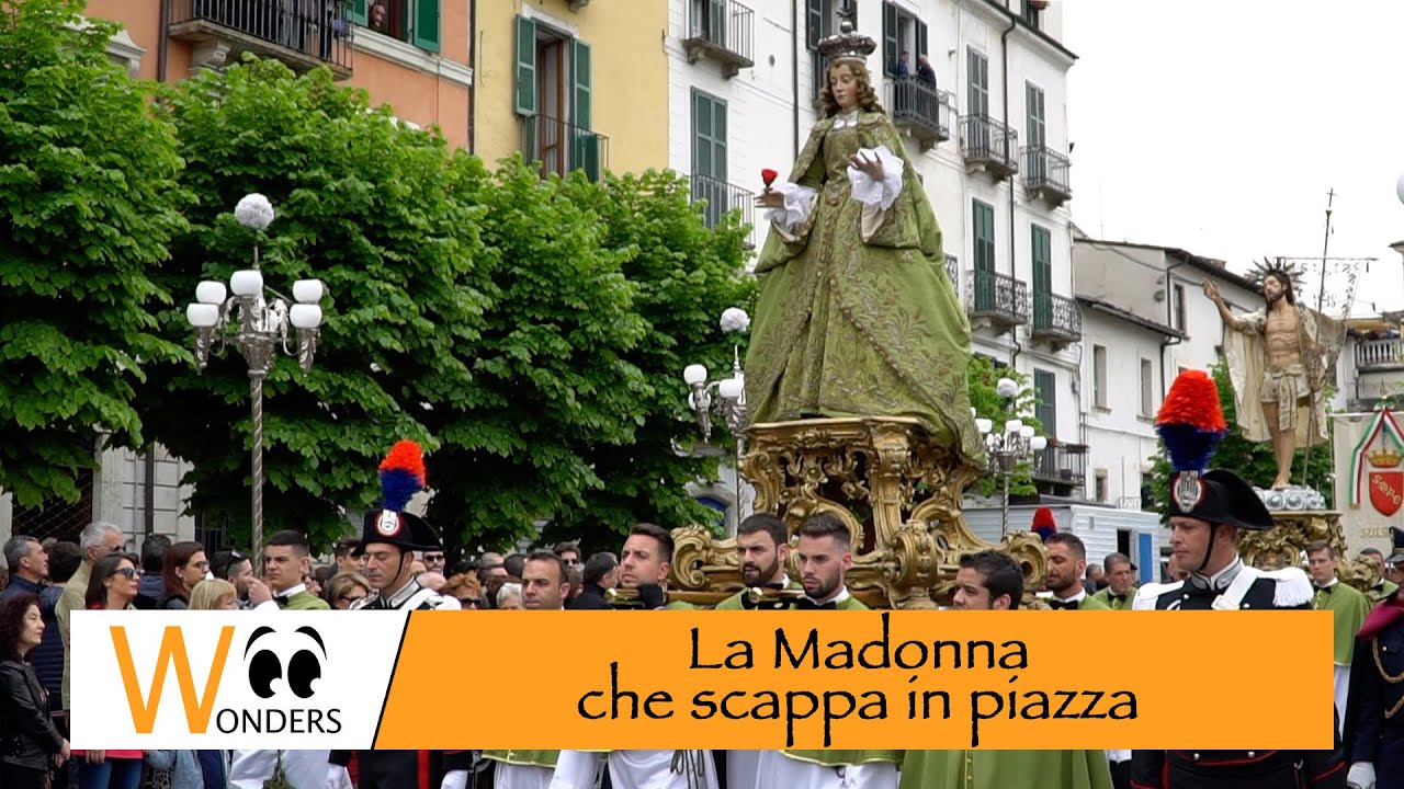 La Madonna che scappa in piazza